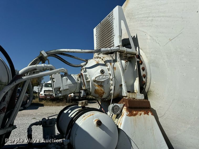 image for item DT2096 1999 Mack  RD690S ready mix truck