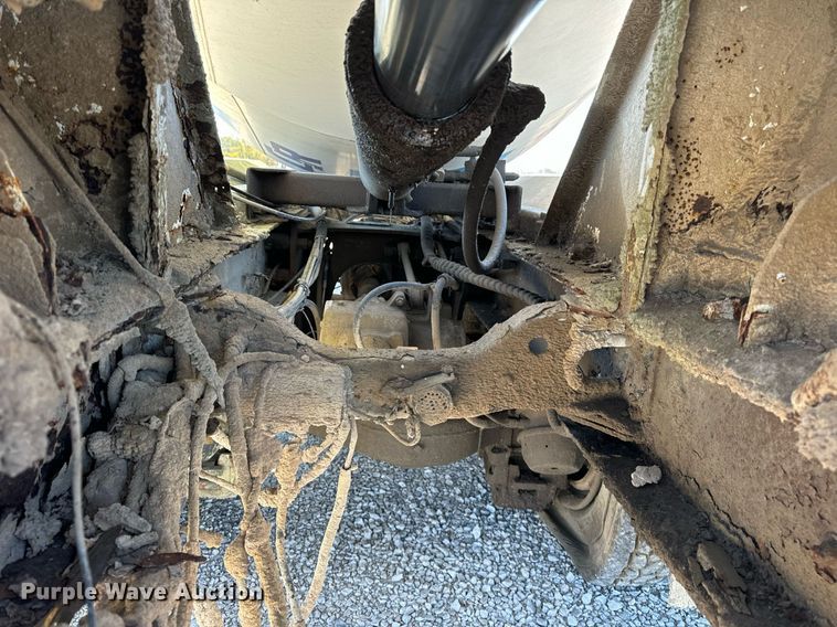 image for item DT2096 1999 Mack  RD690S ready mix truck