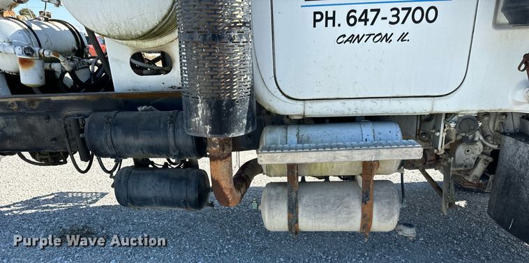 image for item DT2096 1999 Mack  RD690S ready mix truck