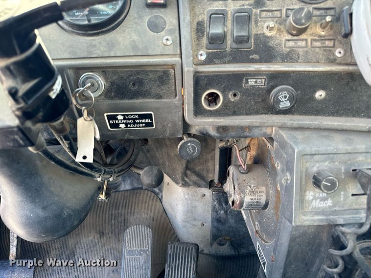 image for item DT2096 1999 Mack  RD690S ready mix truck