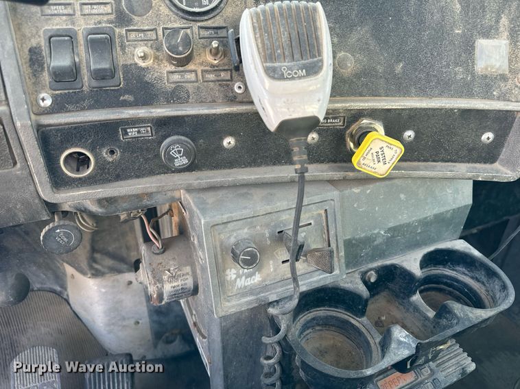 image for item DT2096 1999 Mack  RD690S ready mix truck