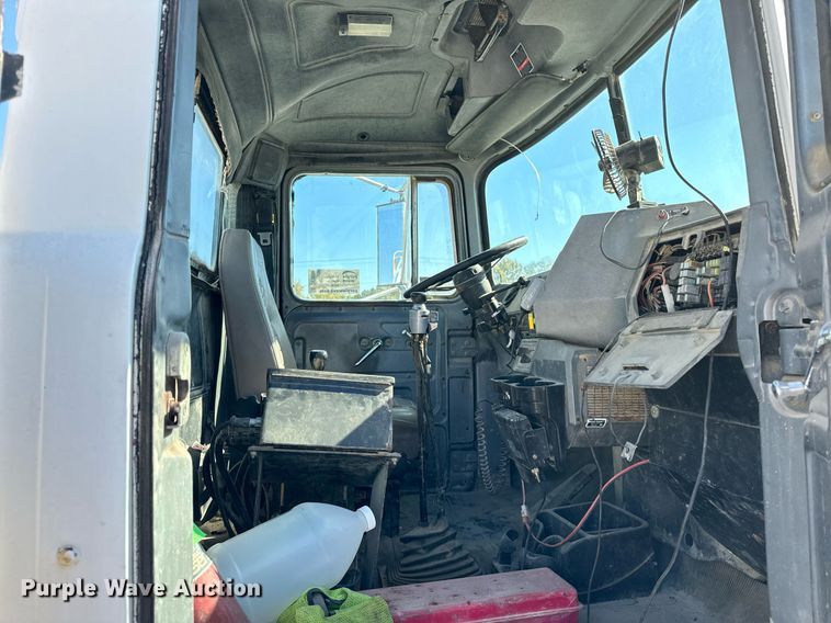 image for item DT2096 1999 Mack  RD690S ready mix truck