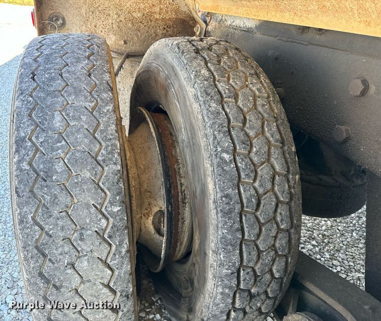 image for item DT2096 1999 Mack  RD690S ready mix truck