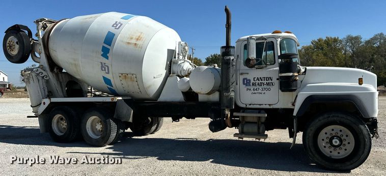 image for item DT2098 1995 Mack  RD690S  ready mix truck