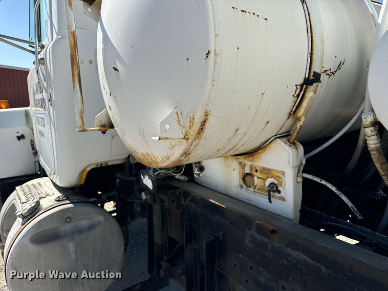 image for item DT2098 1995 Mack  RD690S  ready mix truck