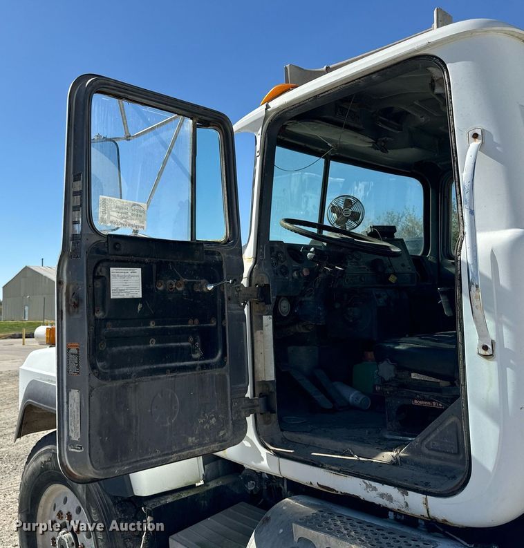 image for item DT2098 1995 Mack  RD690S  ready mix truck