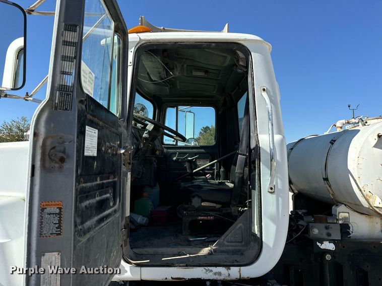 image for item DT2098 1995 Mack  RD690S  ready mix truck