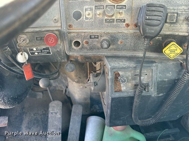 image for item DT2098 1995 Mack  RD690S  ready mix truck