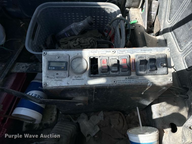 image for item DT2098 1995 Mack  RD690S  ready mix truck