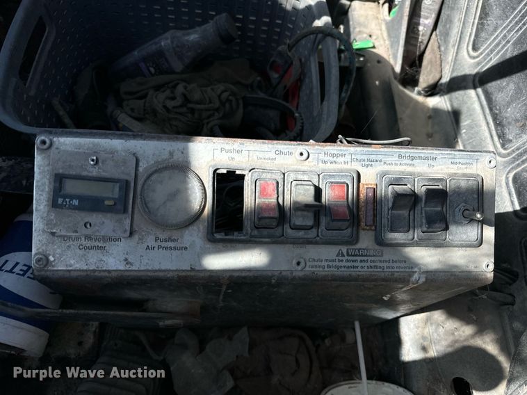 image for item DT2098 1995 Mack  RD690S  ready mix truck