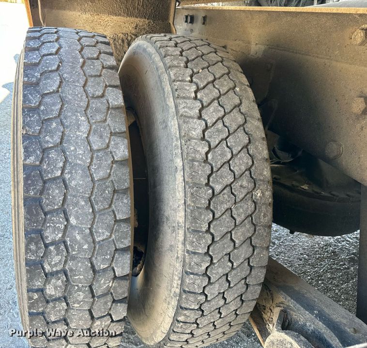 image for item DT2098 1995 Mack  RD690S  ready mix truck