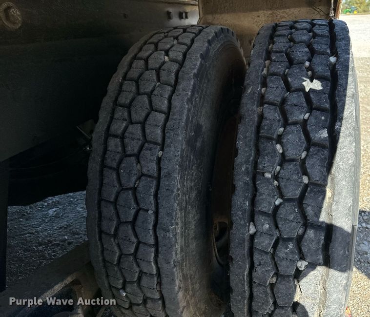 image for item DT2098 1995 Mack  RD690S  ready mix truck