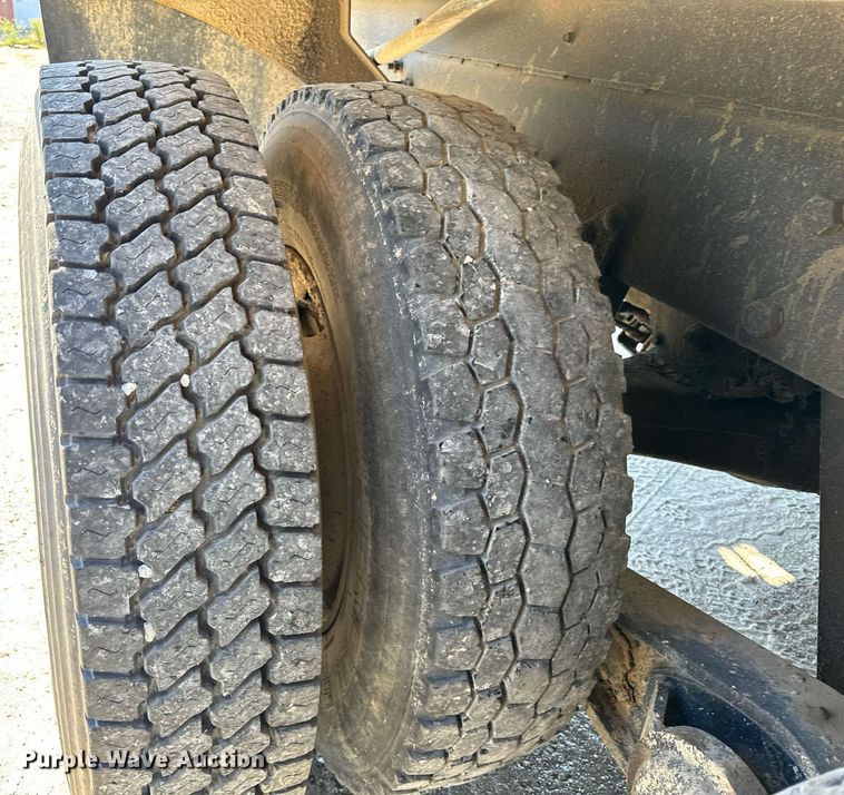 image for item DT2098 1995 Mack  RD690S  ready mix truck