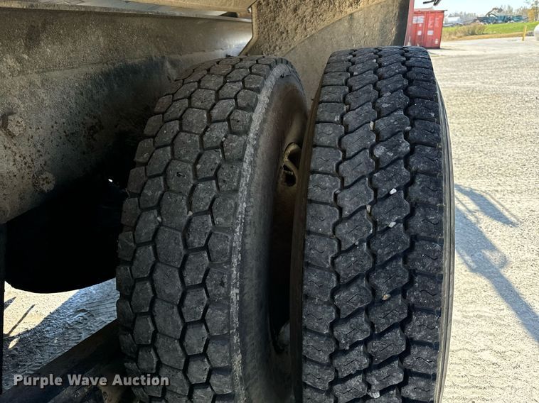 image for item DT2098 1995 Mack  RD690S  ready mix truck