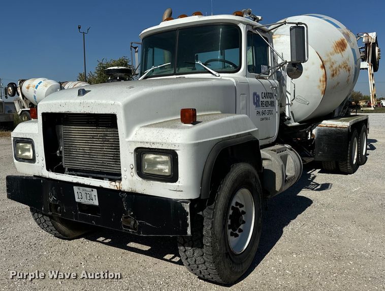 image for item DT2099 1999 Mack  RD690S ready mix truck
