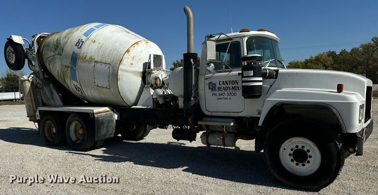 image for item DT2099 1999 Mack  RD690S ready mix truck