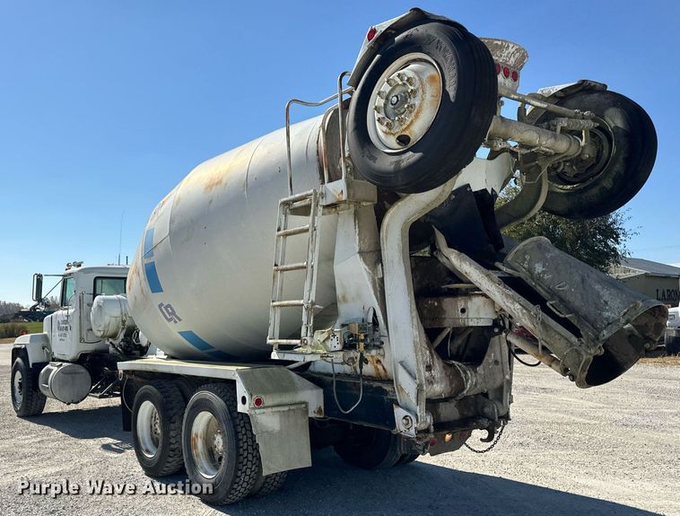 image for item DT2099 1999 Mack  RD690S ready mix truck