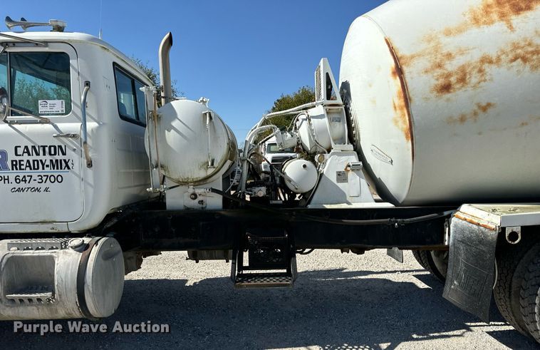image for item DT2099 1999 Mack  RD690S ready mix truck