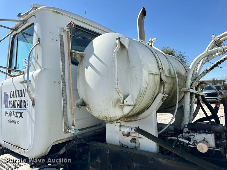 image for item DT2099 1999 Mack  RD690S ready mix truck