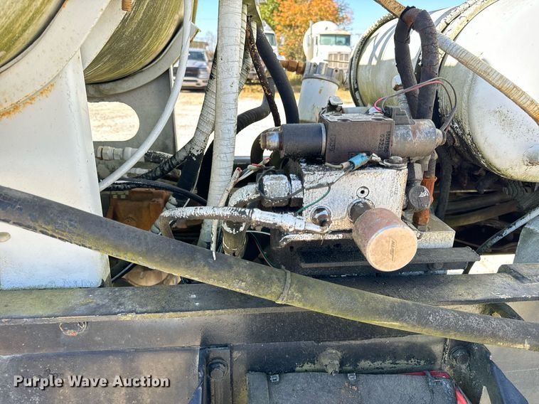 image for item DT2099 1999 Mack  RD690S ready mix truck