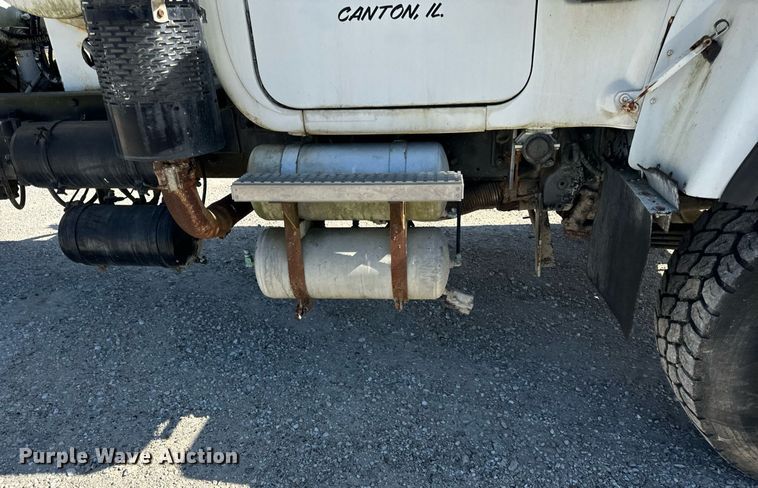 image for item DT2099 1999 Mack  RD690S ready mix truck