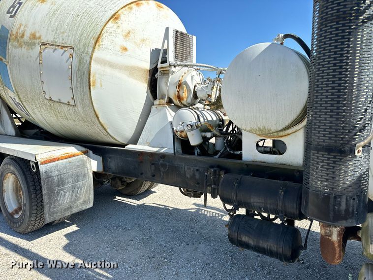image for item DT2099 1999 Mack  RD690S ready mix truck