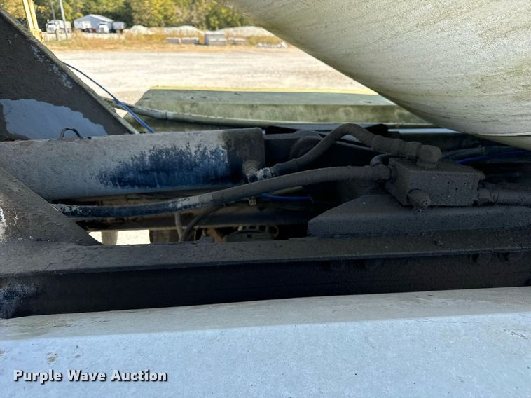 image for item DT2099 1999 Mack  RD690S ready mix truck