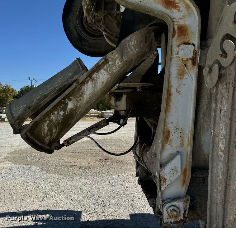 image for item DT2099 1999 Mack  RD690S ready mix truck