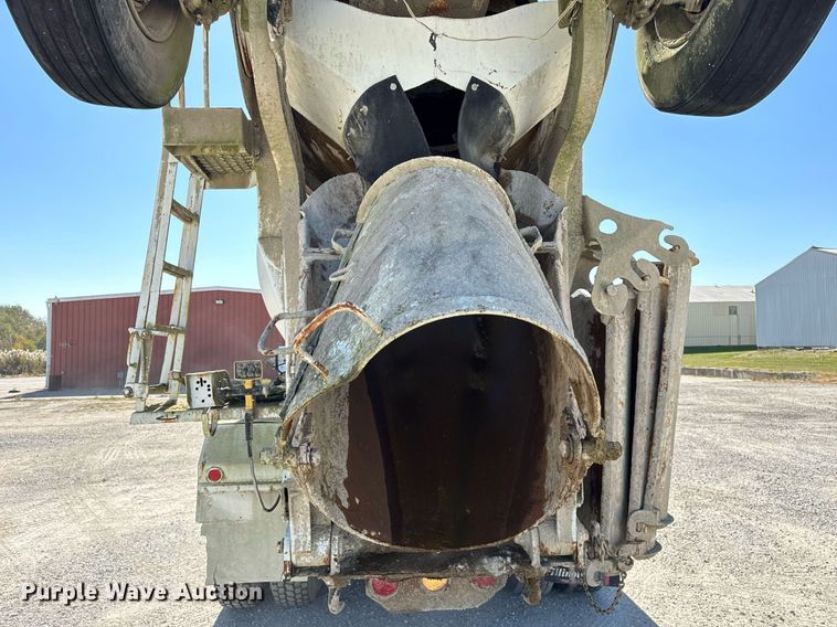 image for item DT2099 1999 Mack  RD690S ready mix truck