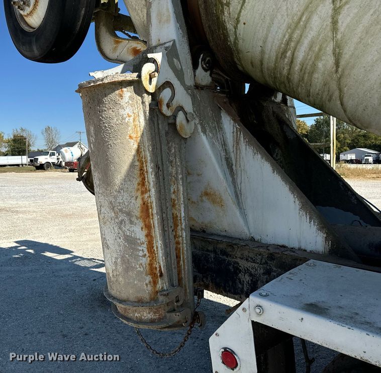 image for item DT2099 1999 Mack  RD690S ready mix truck