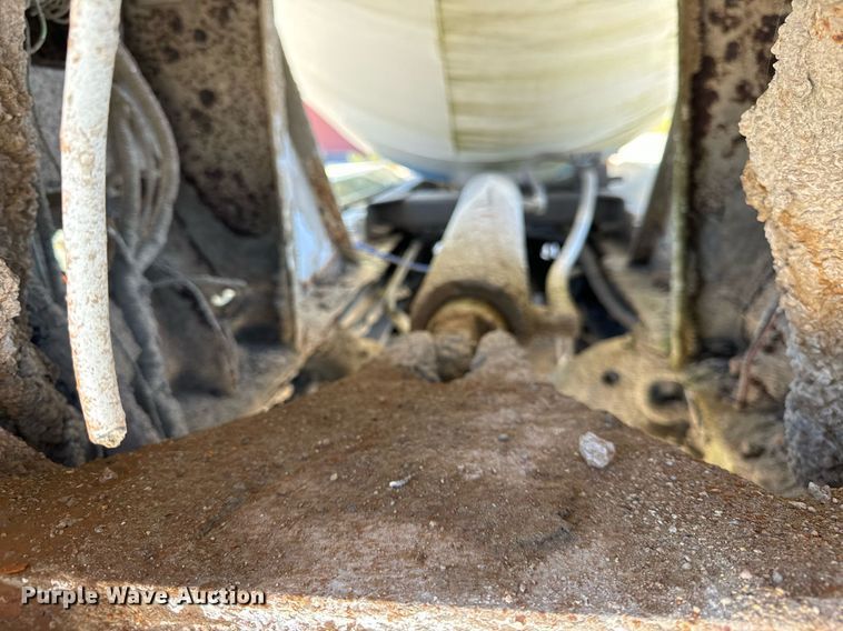 image for item DT2099 1999 Mack  RD690S ready mix truck