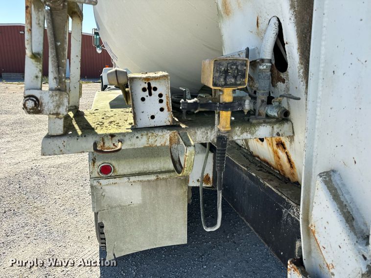 image for item DT2099 1999 Mack  RD690S ready mix truck