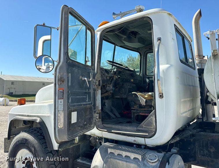 image for item DT2099 1999 Mack  RD690S ready mix truck