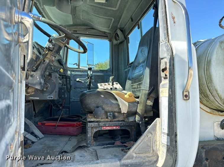 image for item DT2099 1999 Mack  RD690S ready mix truck