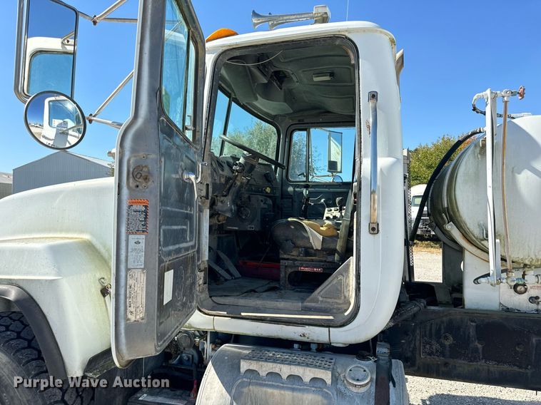 image for item DT2099 1999 Mack  RD690S ready mix truck