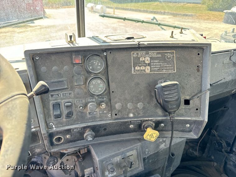 image for item DT2099 1999 Mack  RD690S ready mix truck