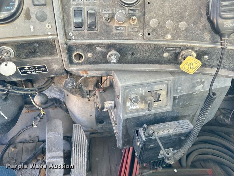 image for item DT2099 1999 Mack  RD690S ready mix truck