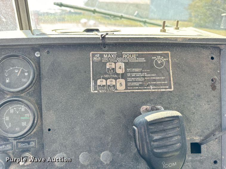 image for item DT2099 1999 Mack  RD690S ready mix truck