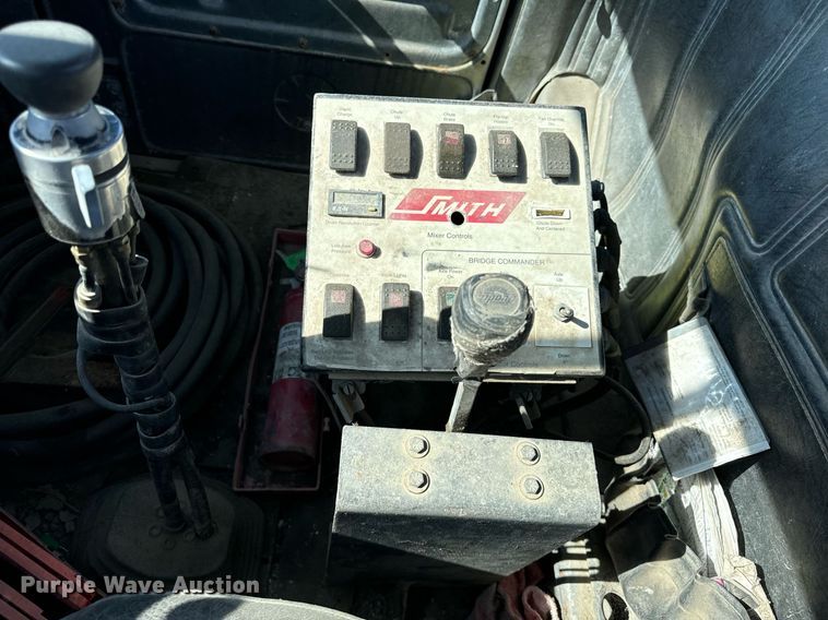 image for item DT2099 1999 Mack  RD690S ready mix truck