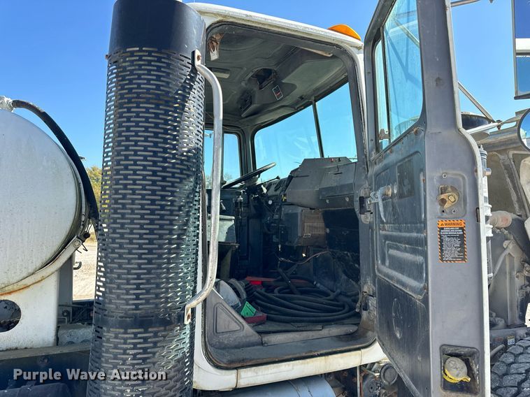 image for item DT2099 1999 Mack  RD690S ready mix truck