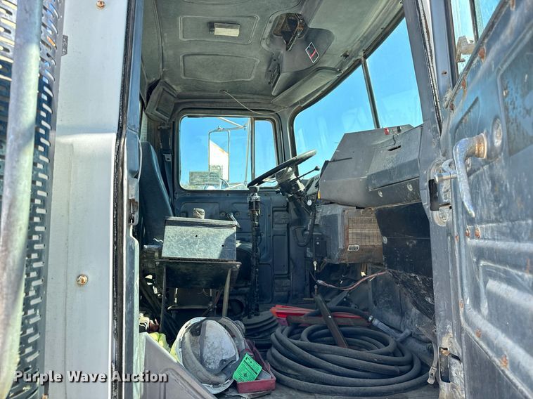 image for item DT2099 1999 Mack  RD690S ready mix truck