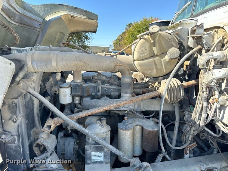 image for item DT2099 1999 Mack  RD690S ready mix truck