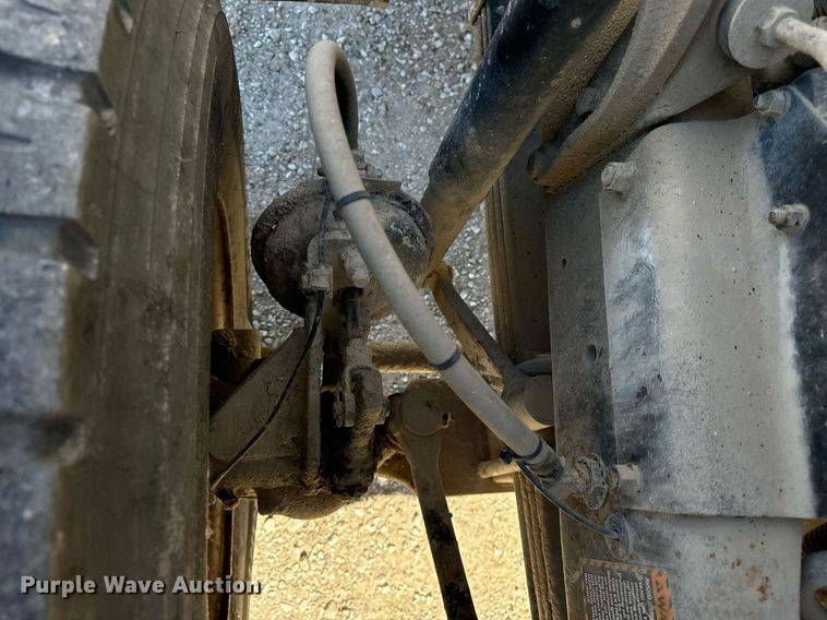 image for item DT2099 1999 Mack  RD690S ready mix truck