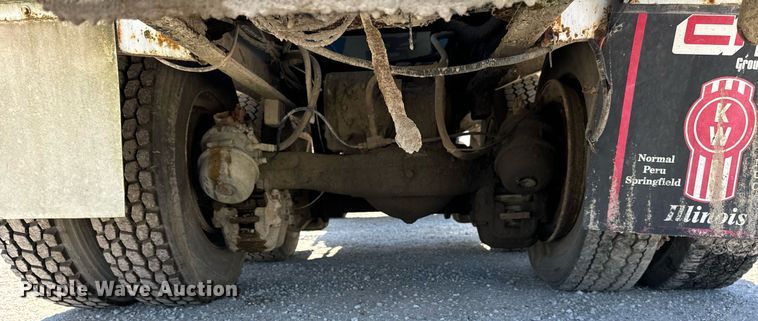 image for item DT2099 1999 Mack  RD690S ready mix truck