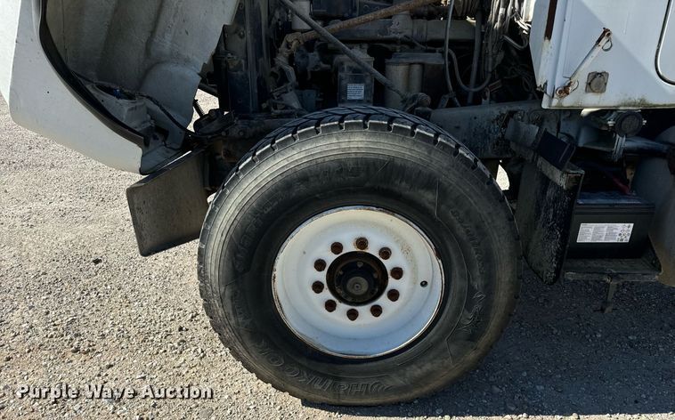 image for item DT2099 1999 Mack  RD690S ready mix truck