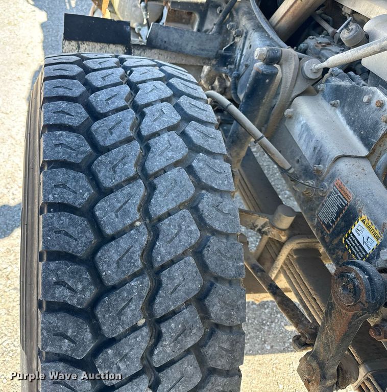 image for item DT2099 1999 Mack  RD690S ready mix truck