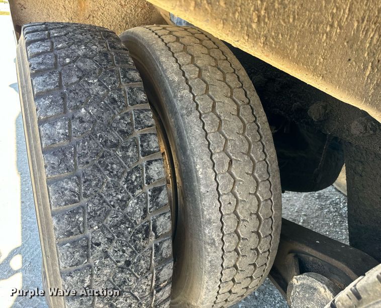 image for item DT2099 1999 Mack  RD690S ready mix truck