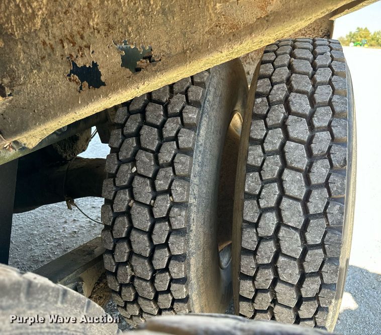 image for item DT2099 1999 Mack  RD690S ready mix truck