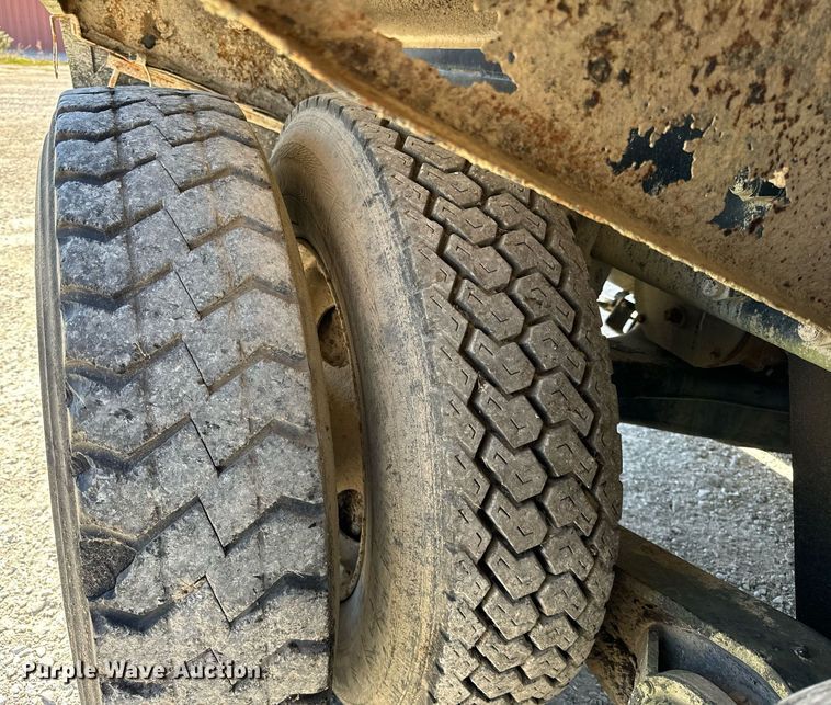 image for item DT2099 1999 Mack  RD690S ready mix truck