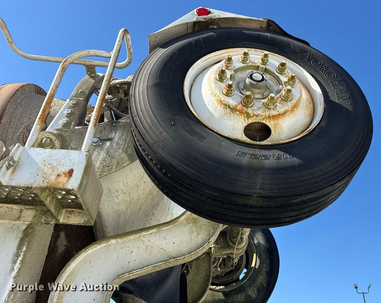 image for item DT2099 1999 Mack  RD690S ready mix truck